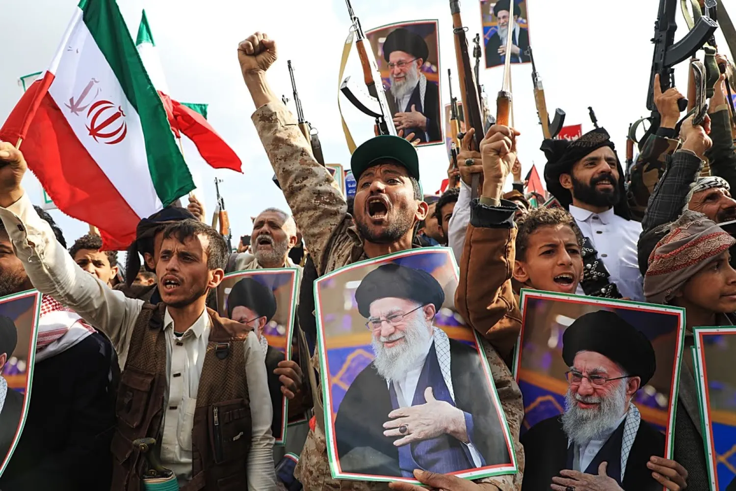 حوثيون يرفعون صور المرشد الأعلى علي خامنئي والعَلم الإيراني خلال مظاهرة في صنعاء (أ.ب)