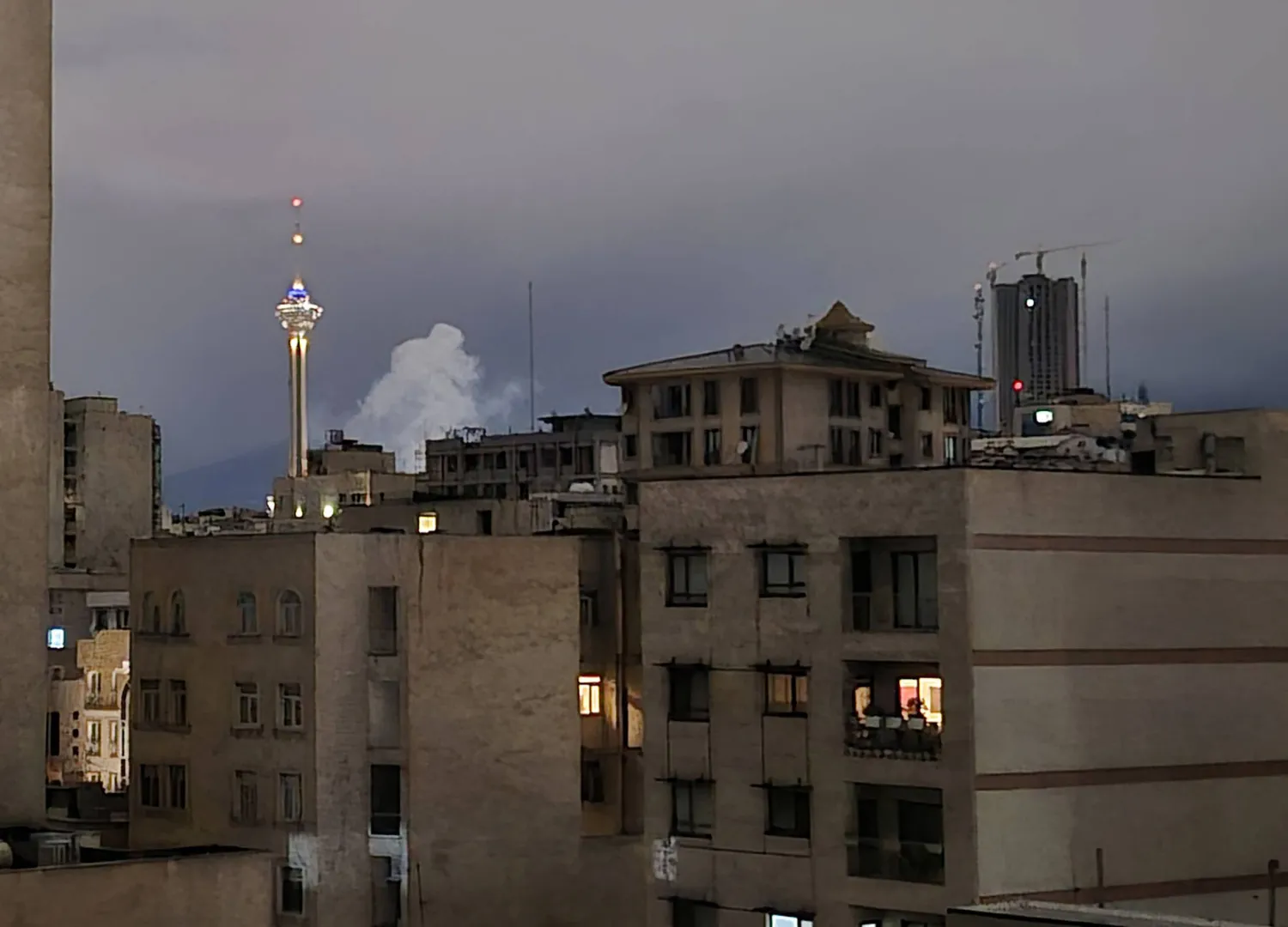 دخان متصاعد عقب انفجارات متتالية في الجزء الشمالي الشرقي من طهران فجر السبت (غيتي)