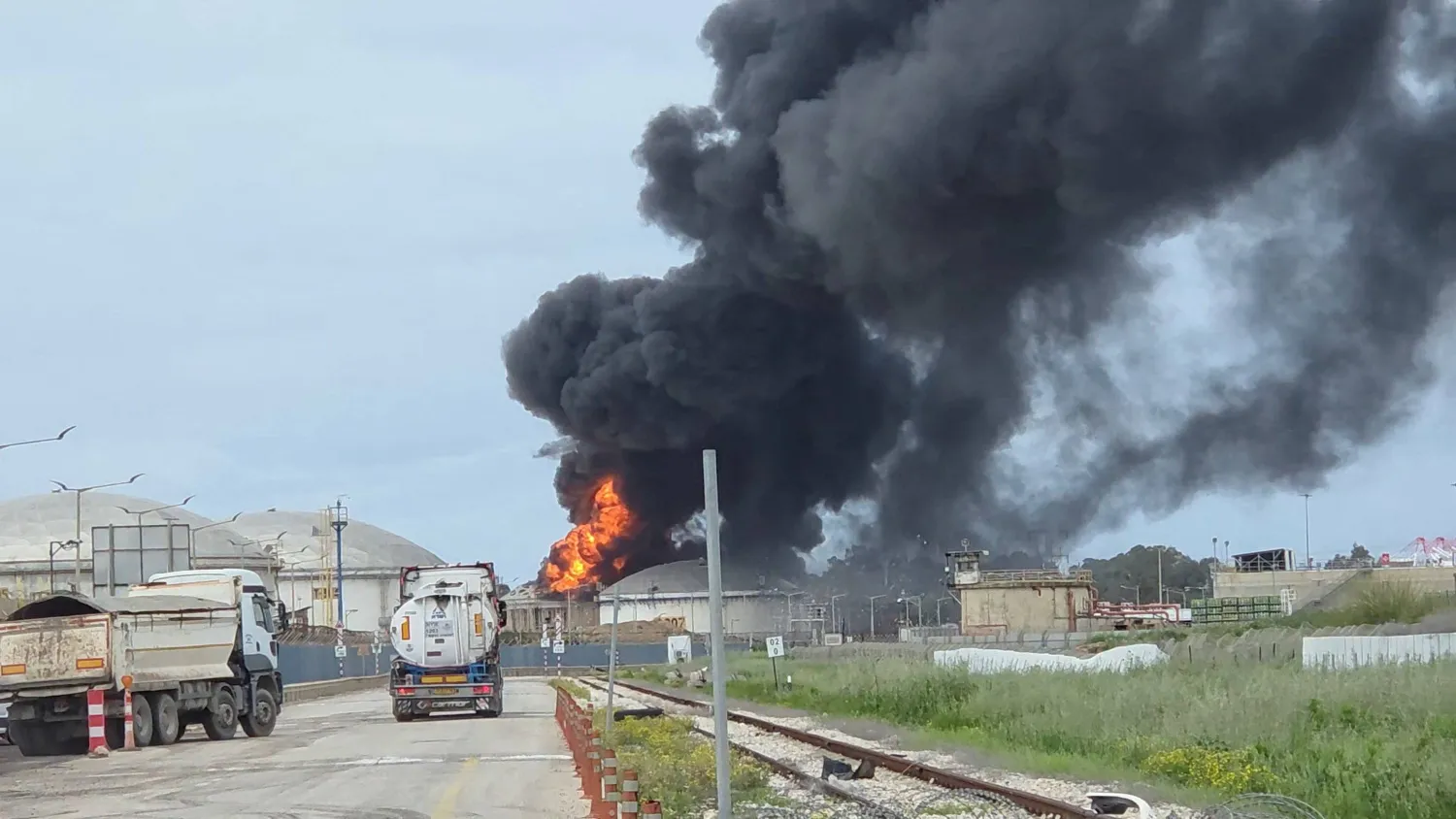 حريق بمصفاة حيفا بعد سقوط شظايا صاروخ إيراني تم اعتراضه (رويترز)