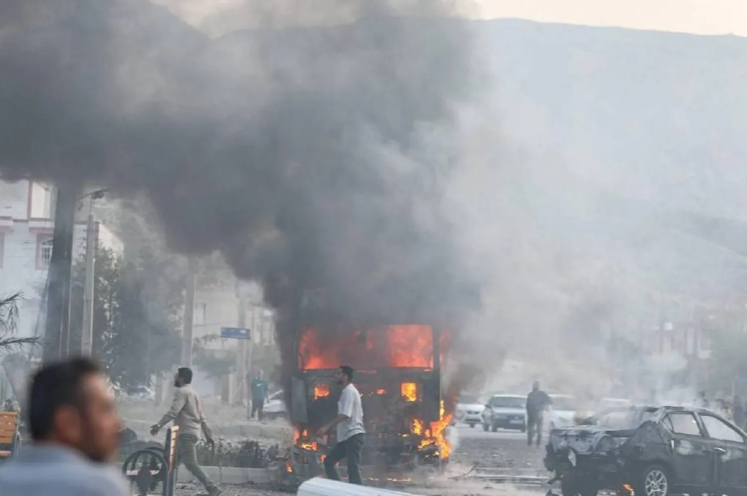 صورة نشرها التلفزيون الإيراني تُظهر اللحظات الأولى لإصابة صاروخ في مدينة ملارد جنوب محافظة فارس في أول يوم للحرب