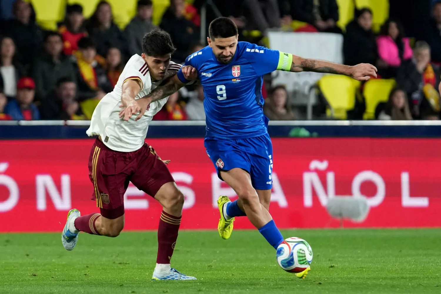 الصربي ألكسندر ميتروفيتش مهاجم الريان القطري (يمين) (أ.ب) 