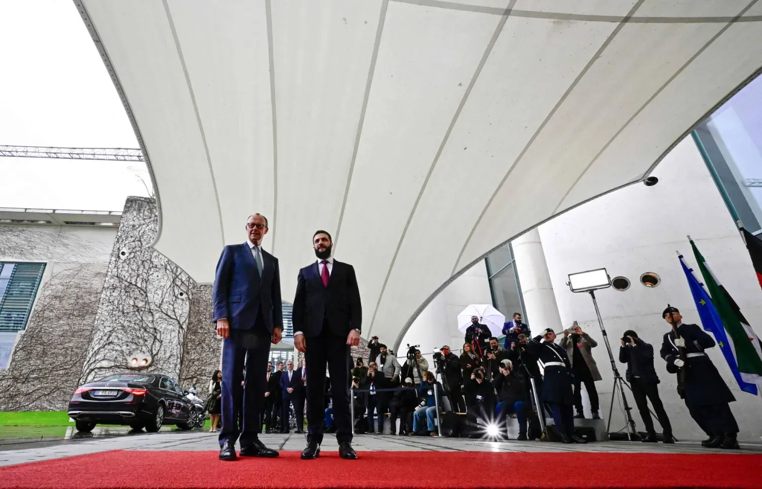 Almanya Başbakanı Friedrich Merz, dün Berlin'deki Federal Başbakanlık binasında Suriye Devlet Başkanı Ahmed el-Şara'yı kabul etti (DPA)