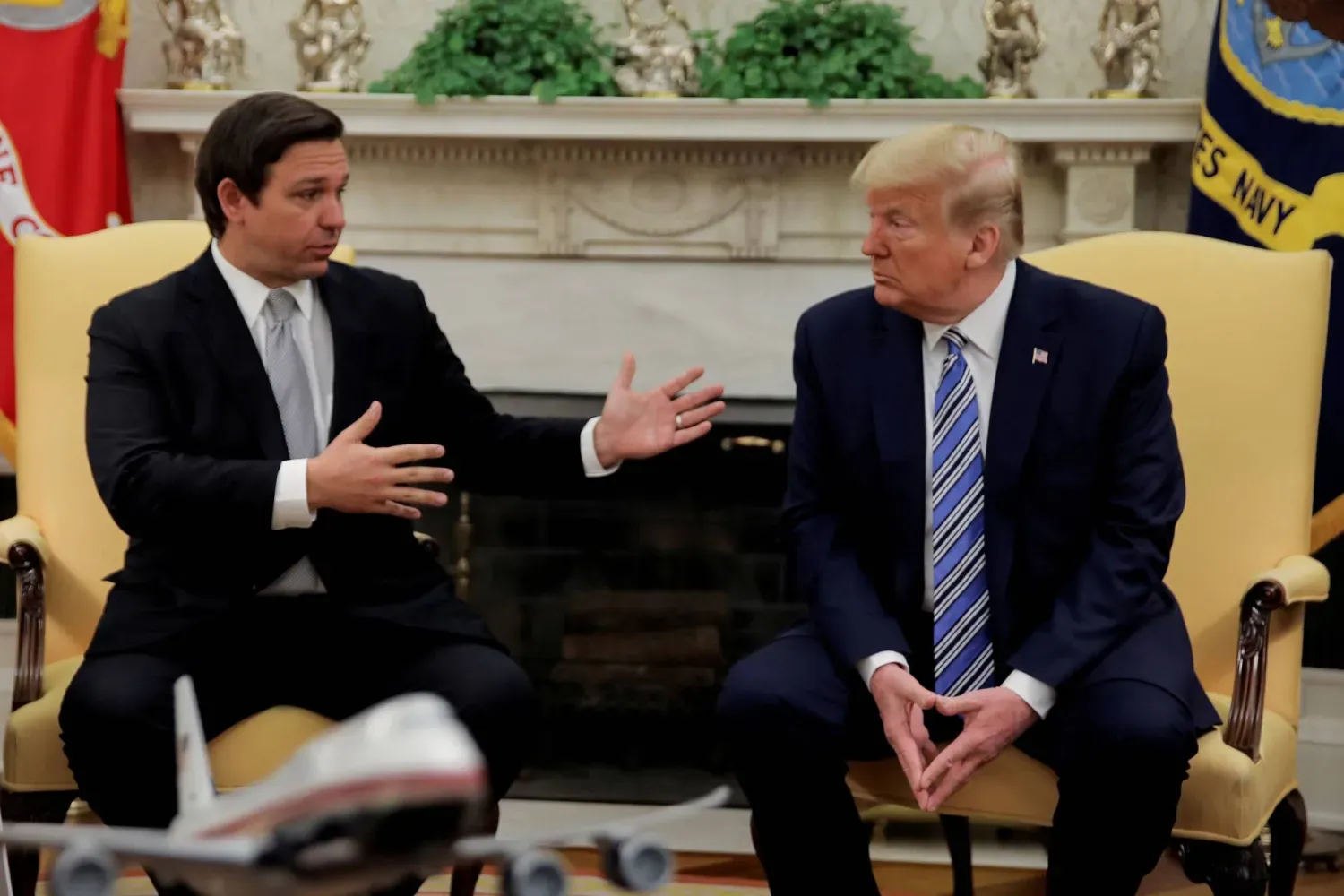 ABD Başkanı Donald Trump ve Florida Valisi Ron DeSantis, Beyaz Saray'da daha önce yaptıkları bir görüşmede (Reuters)