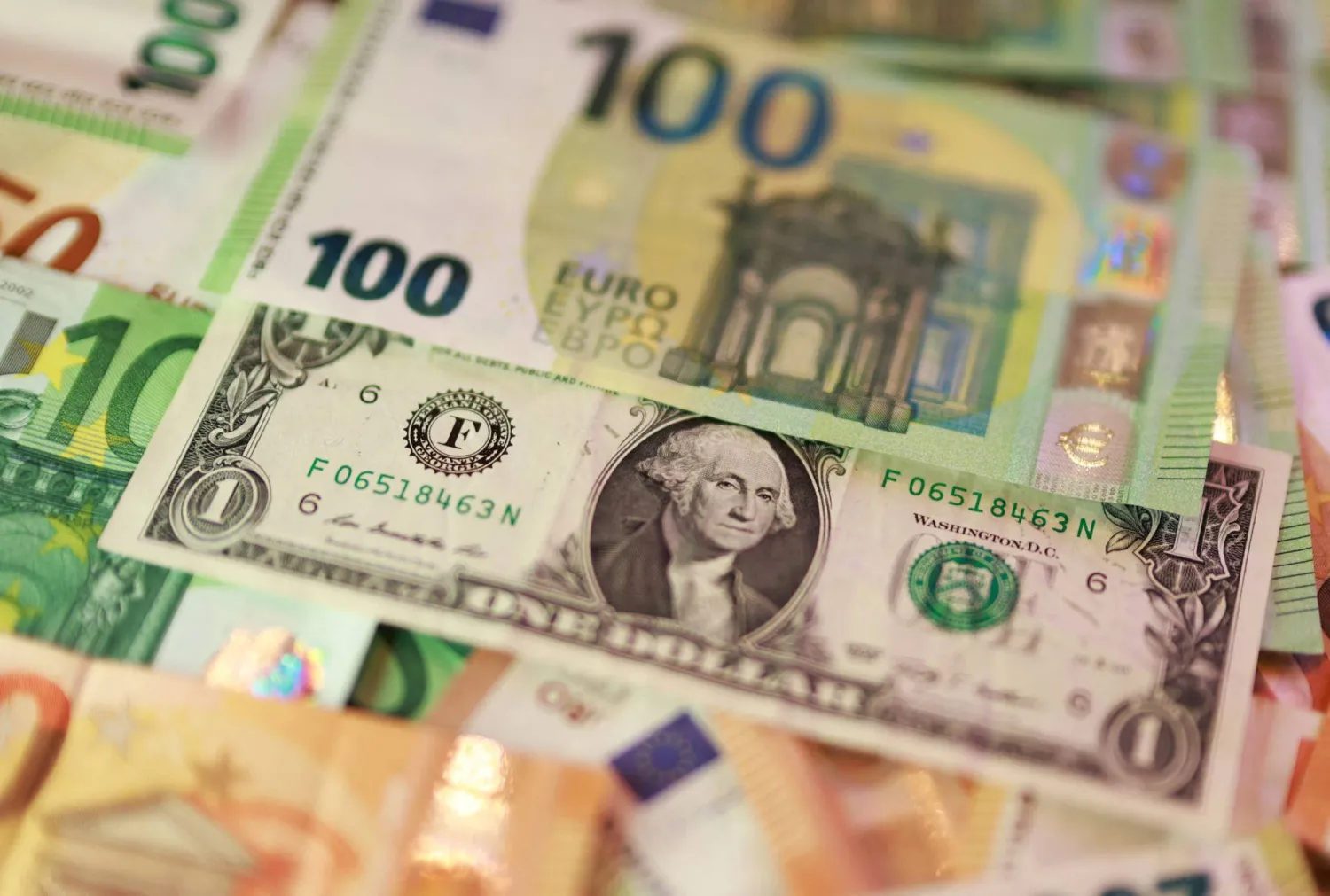 أوراق نقدية من الدولار الأميركي واليورو (رويترز)