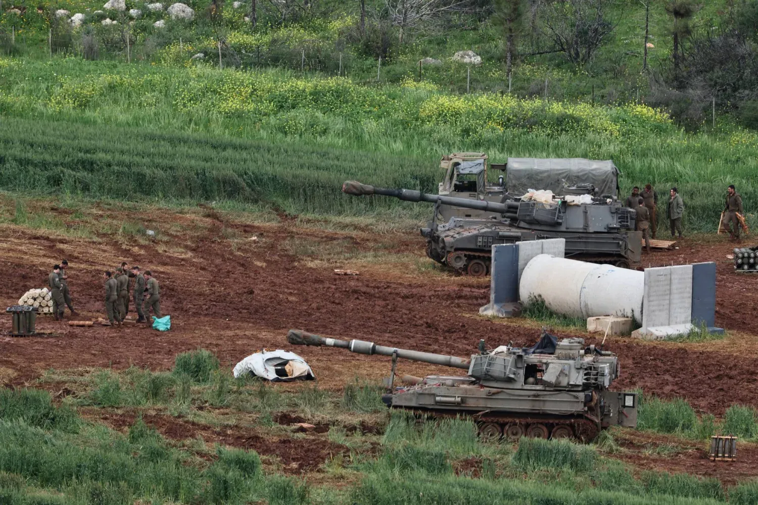 İsrail-Lübnan sınırına yakın, yeri açıklanmayan bir bölgede konuşlanmış İsrail topçu birliği (EPA)