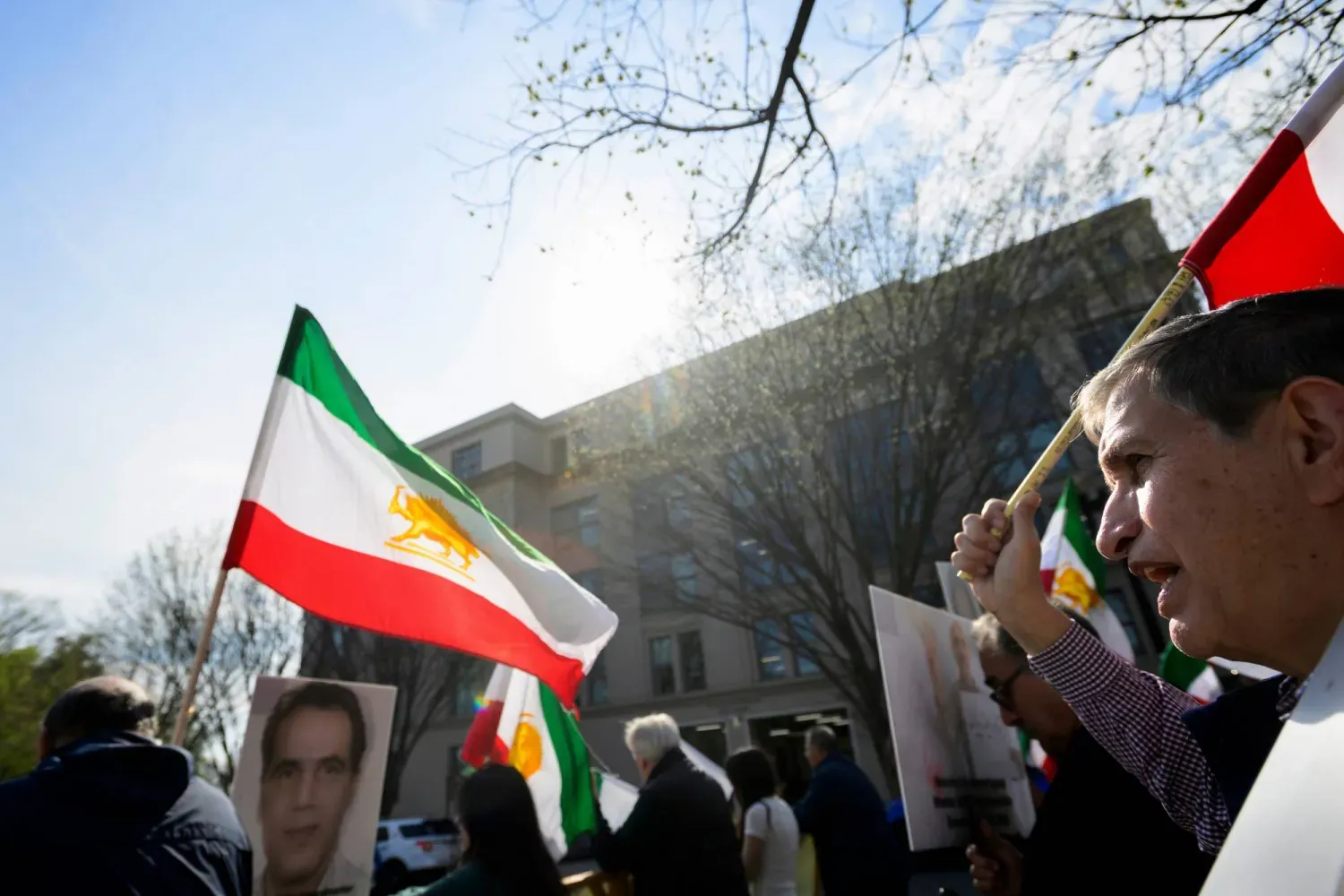 İran'ın Kerec kentinde Halkın Mücahitleri Örgütü üyelerinin idam edilmesini protesto etmek amacıyla dün ABD Dışişleri Bakanlığı önünde gösteri düzenlendi (AP)
