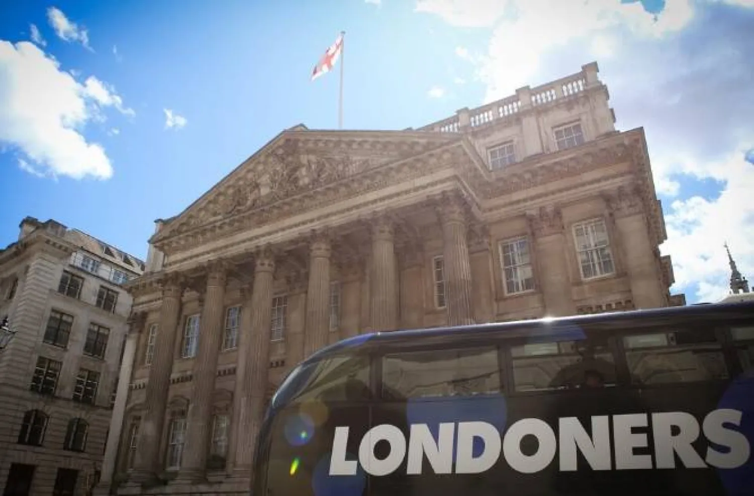 حافلة تمرّ عبر الحيّ المالي في لندن (رويترز)