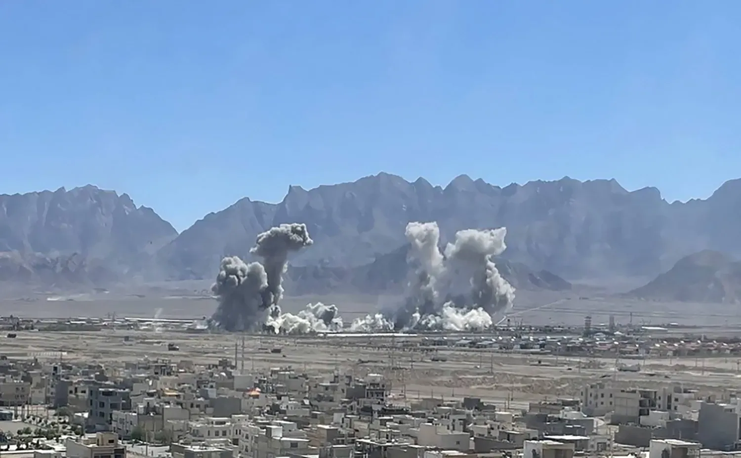 İran'ın Yezd şehrinde bombardımanın ardından yükselen dumanlar (AFP)