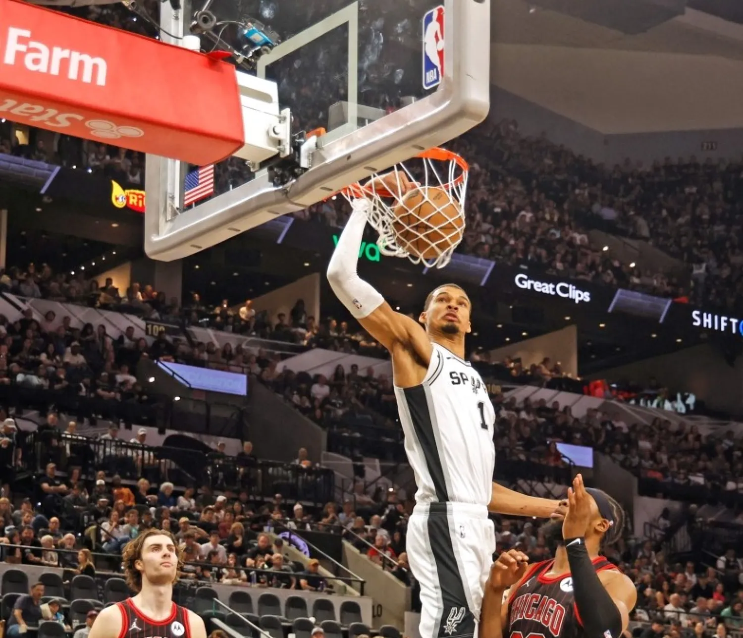 ويمبانياما يتألق في فوز سبيرز على بولز (رويترز)