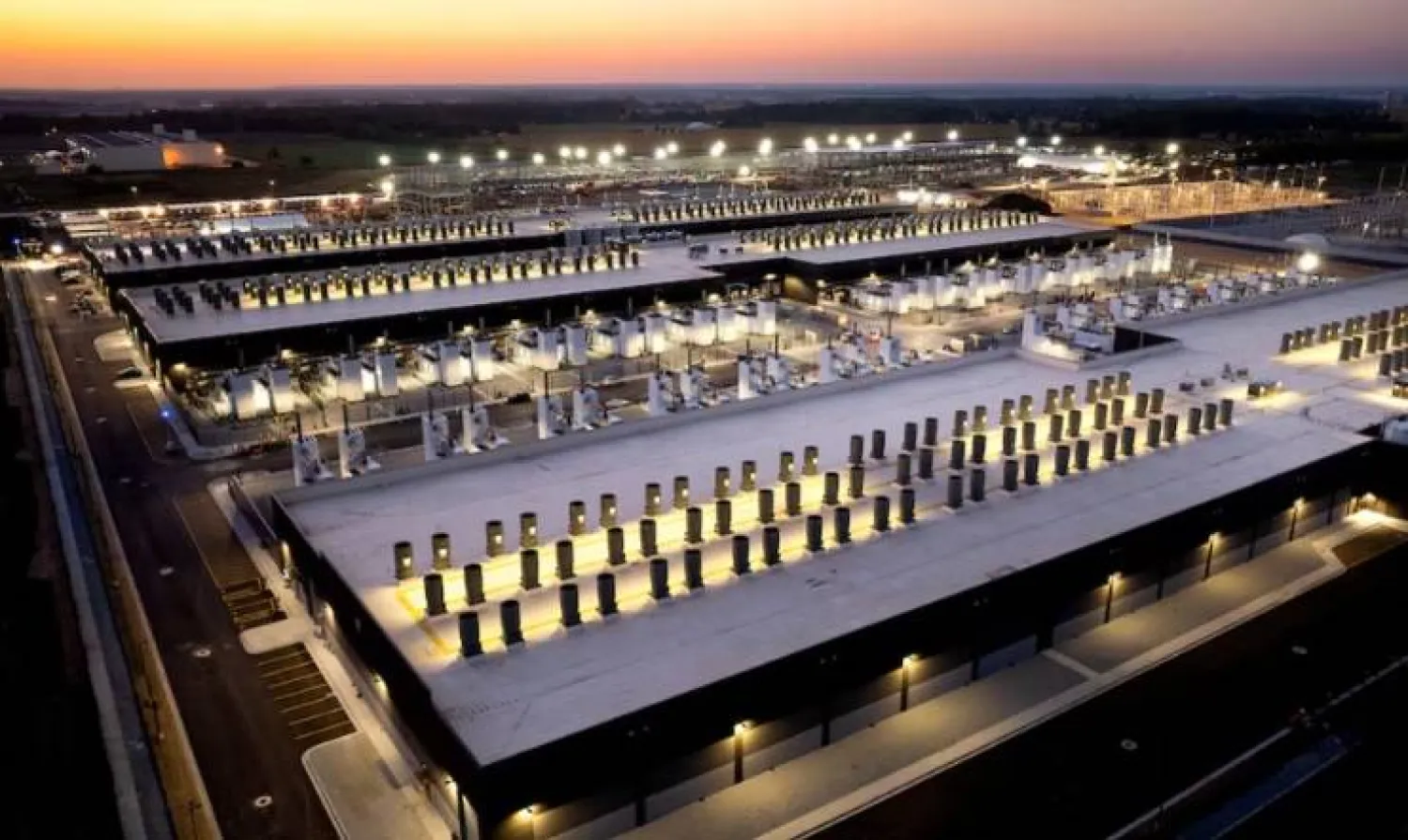 مركز بيانات الذكاء الاصطناعي لشركة «أمازون ويب سيرفيسز» في نيو كارلايل بالولايات المتحدة (رويترز)