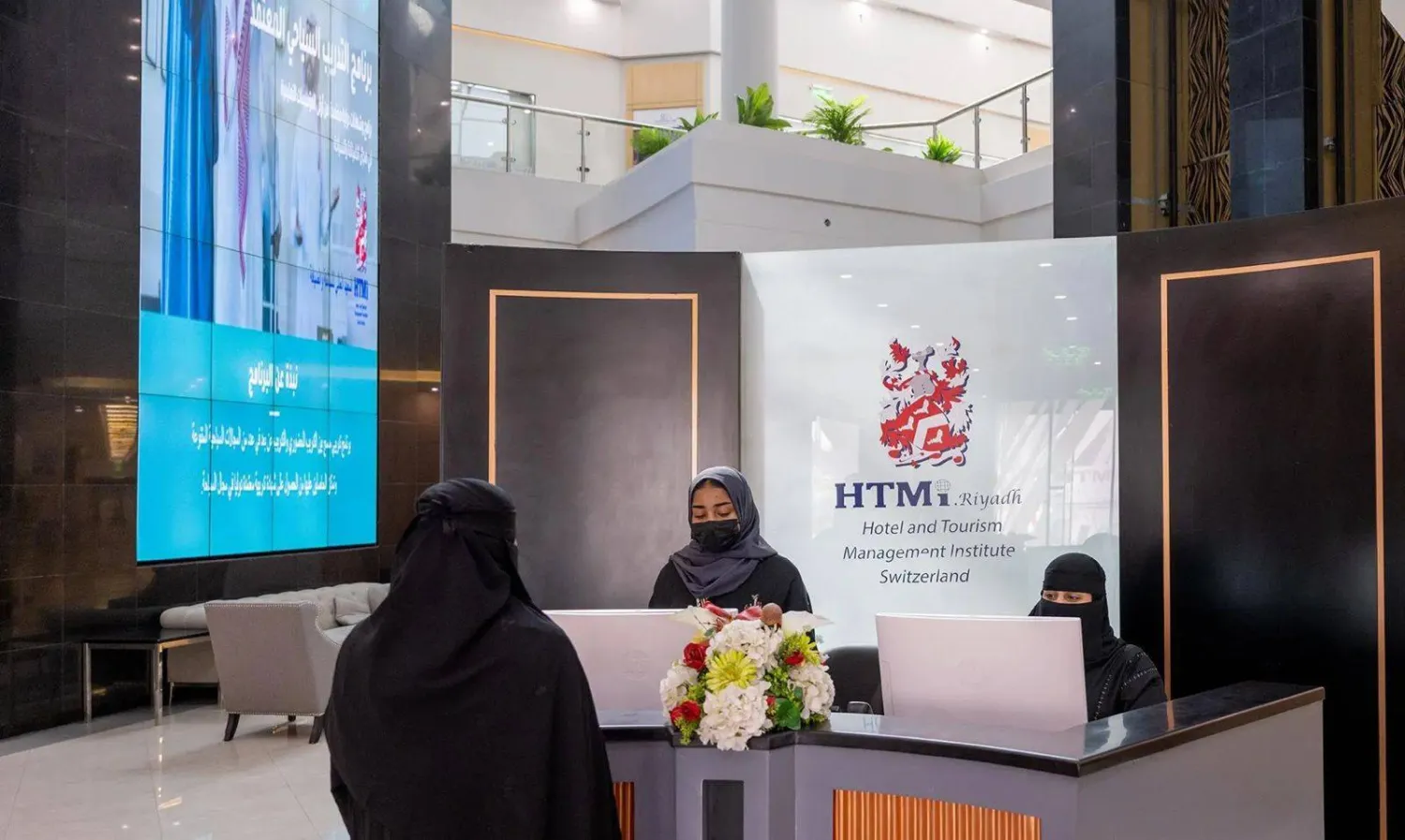 سعوديات يمارسن أعمالهن في سوق العمل السعودية (واس)