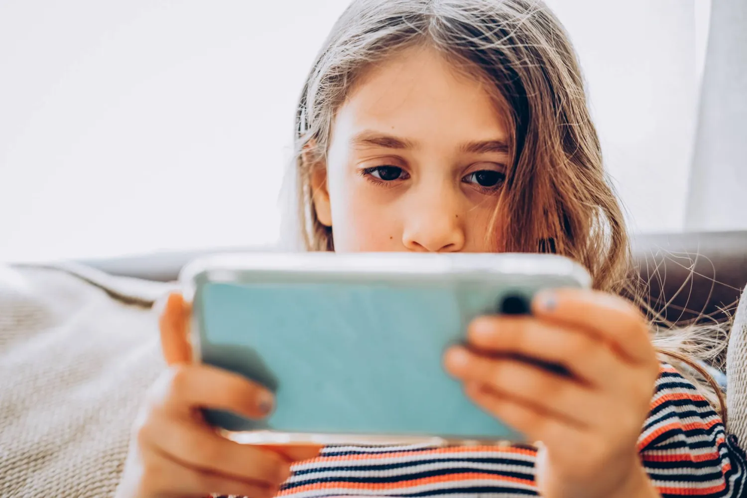 لماذا يعاني بعض المراهقين من إدمان مقاطع الفيديو القصيرة؟