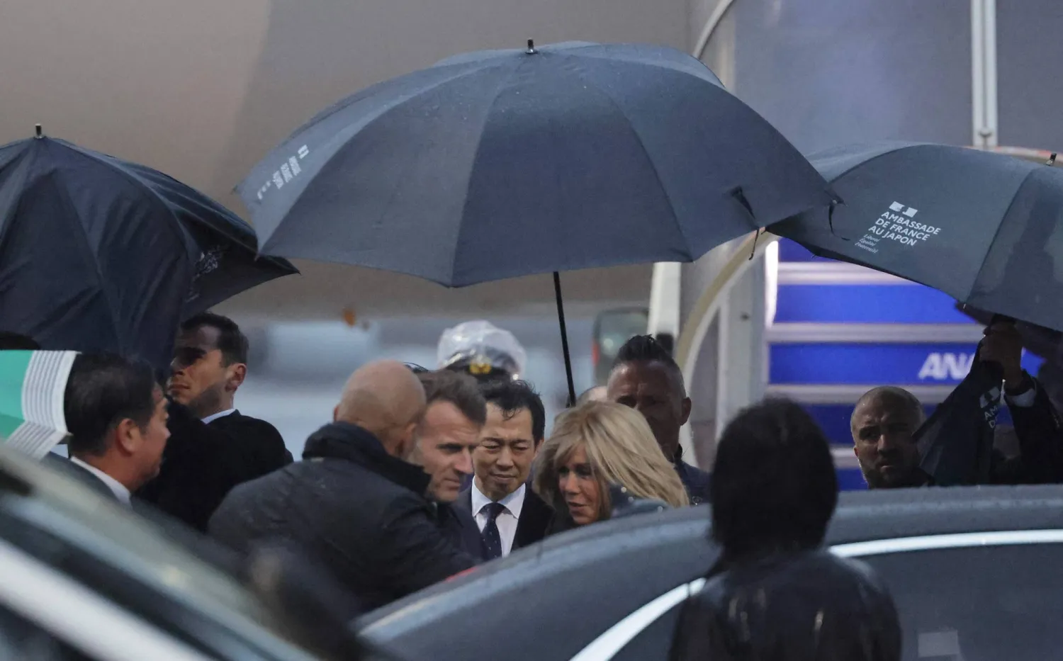  France's President Emmanuel Macron (center-L) and his wife Brigitte arrives at Tokyo Haneda International Airport in Tokyo on march 31, 2026. (AFP) 