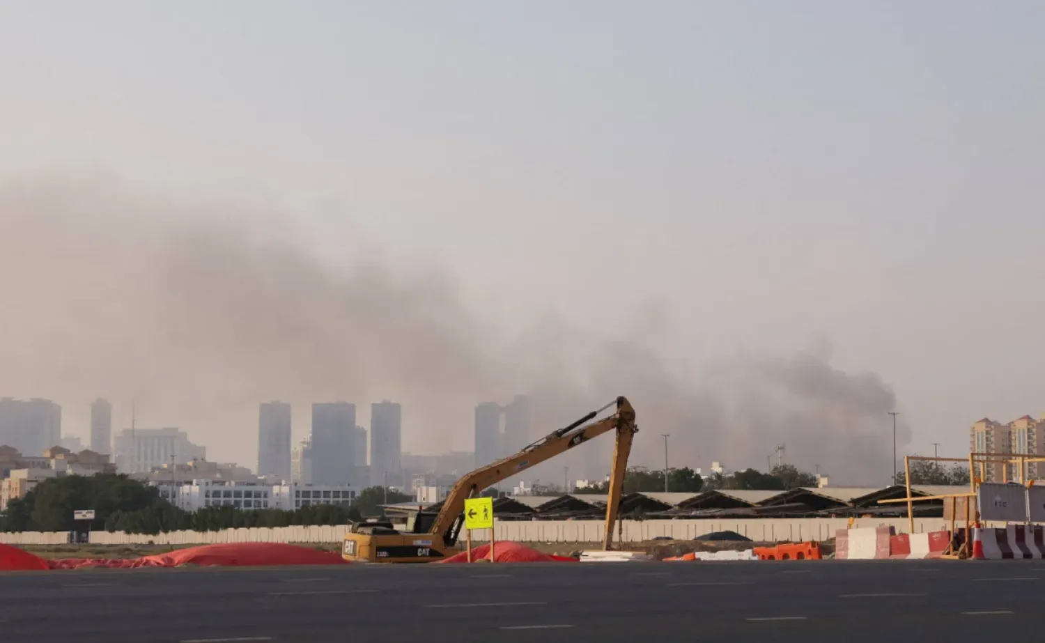تصاعد الدخان عقب هجوم إيراني سابق في الشارقة بدولة الإمارات العربية المتحدة (رويترز)