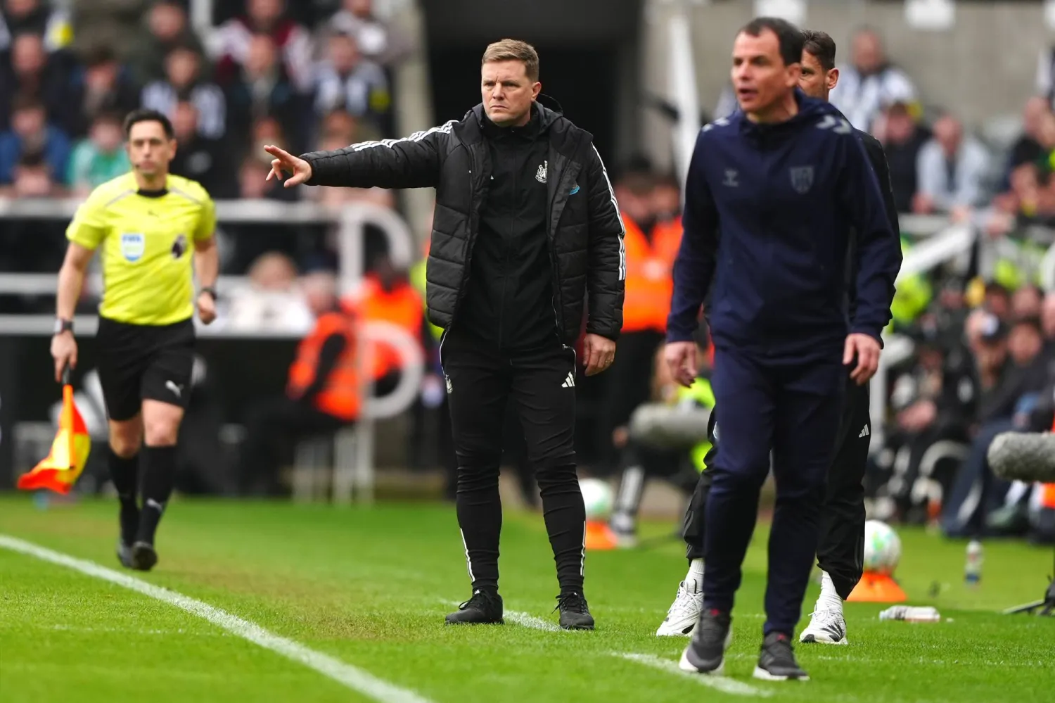 22 March 2026, United Kingdom, Newcastle Upon Tyne: Newcastle United manager Eddie Howe (C) reacts from the touchline during the English Premier League soccer match between Newcaslte United and Sunderland at St James' Park. Photo: Owen Humphreys/PA Wire/dpa