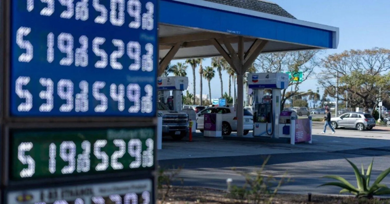 شاشة تعرض أسعار البنزين في محطة وقود بولاية كاليفورنيا يوم 3 مارس 2026 (رويترز)