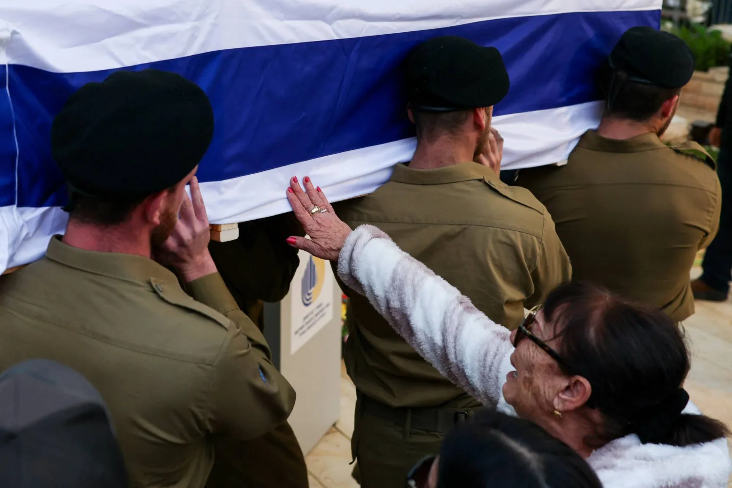 جنود إسرائيليون يحملون نعش جندي قتل في المواجهات مع «حزب الله» بجنوب لبنان (رويترز)