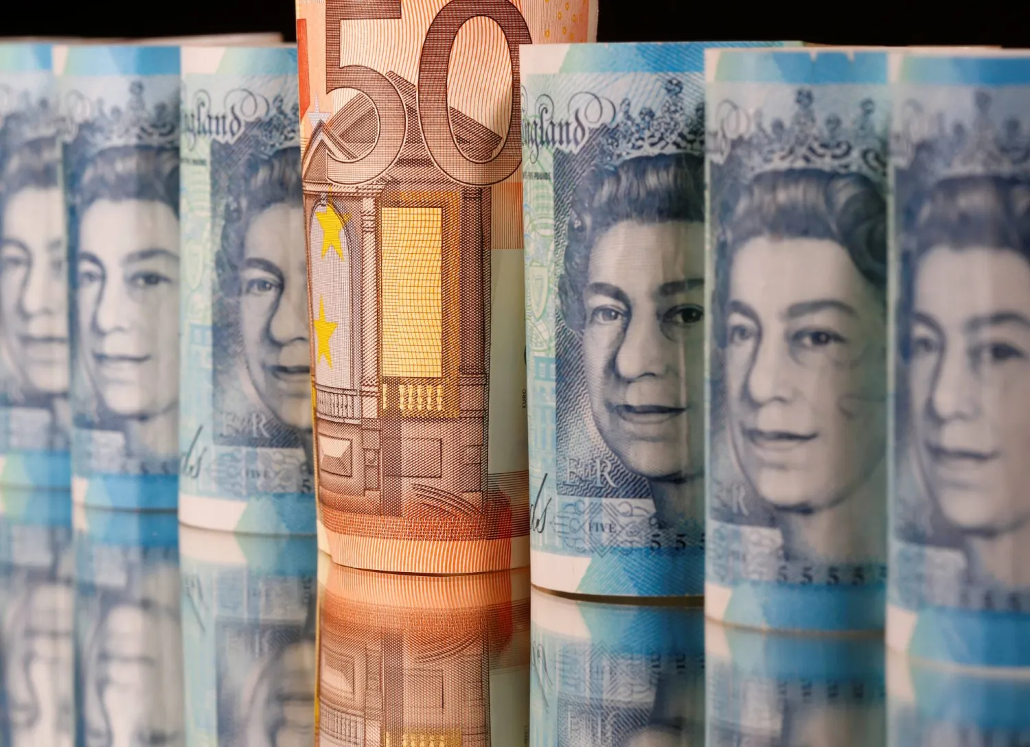 أوراق نقدية من الجنيه الإسترليني واليورو (رويترز)