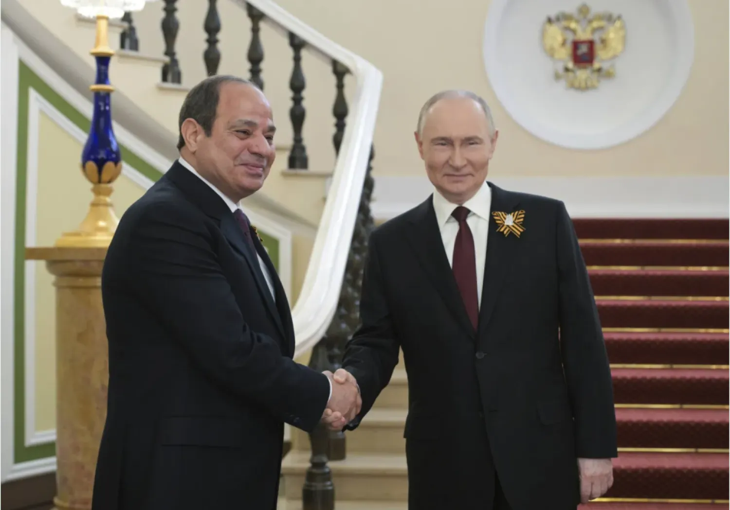 الرئيس الروسي فلاديمير بوتين يصافح نظيره المصري خلال لقائهما بموسكو في مايو الماضي (أ.ب)