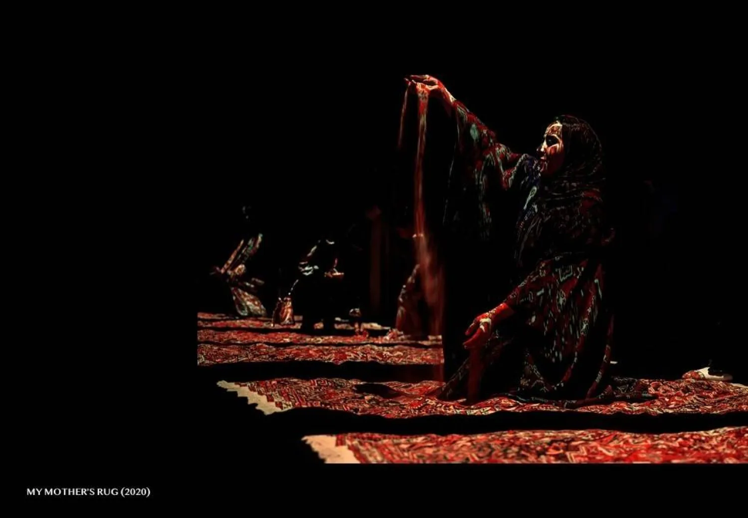 عمل «زولية أمي» يستعيد الذاكرة عبر عرض بصري وصوتي على أرضية رملية (صور الفنان)