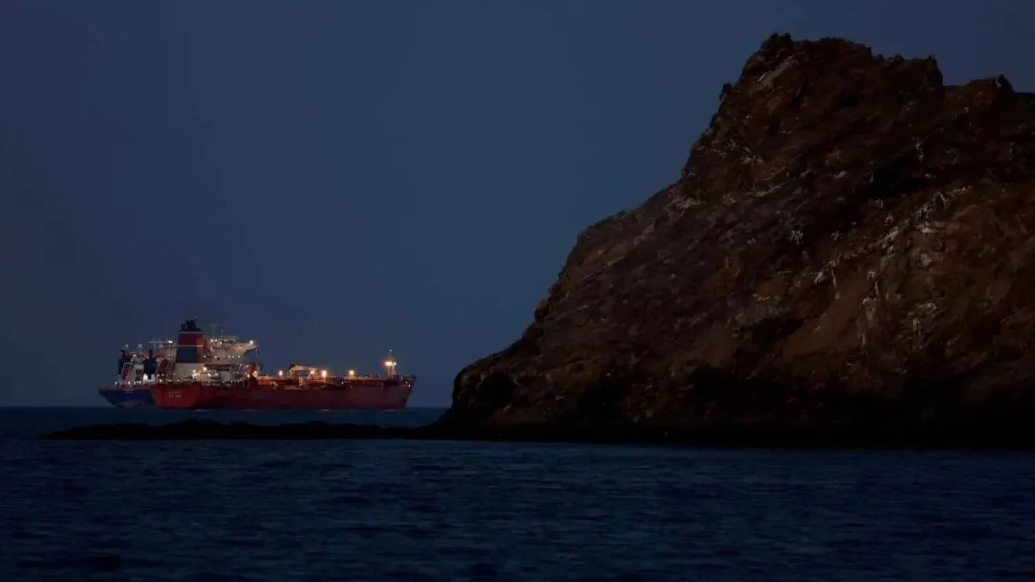 ناقلة نفط تعبر مضيق هرمز (رويترز)