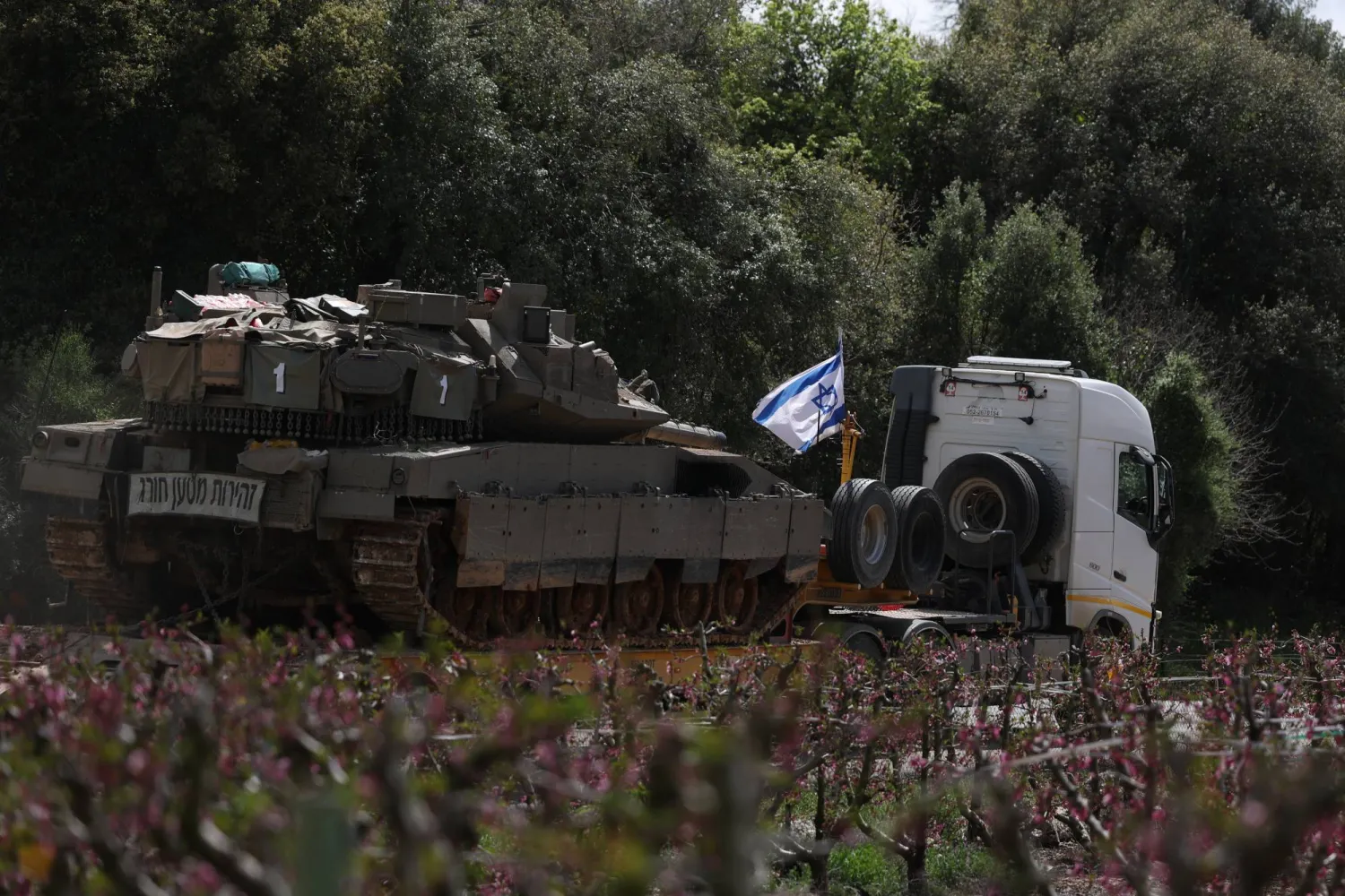 شاحنة محملة بالدبابات تتجه نحو الحدود الإسرائيلية اللبنانية (إ.ب.أ)