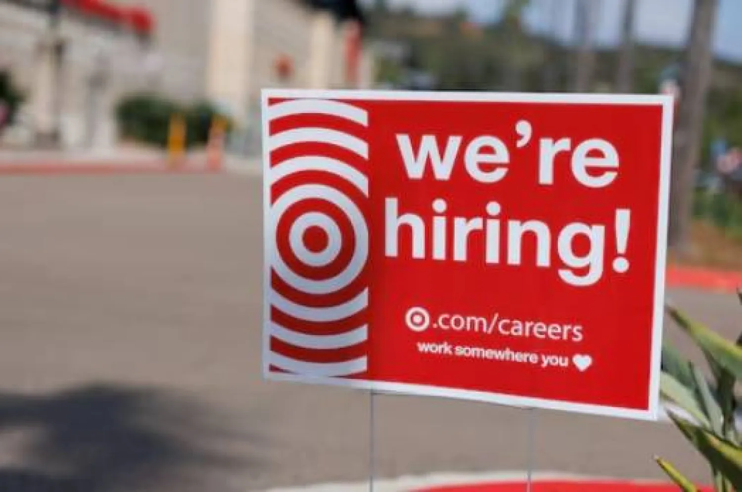 لافتة «نحن نوظف» معروضة خارج متجر «تارغت» في إنسنيتاس بكاليفورنيا (رويترز)