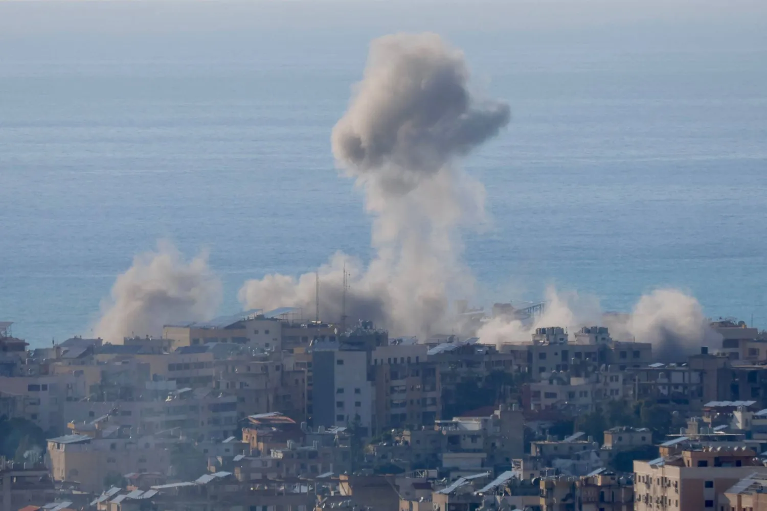 دخان يتصاعد من موقع غارة جوية إسرائيلية استهدفت مبنى مجاوراً للطريق السريع المؤدي إلى مطار بيروت الدولي 31 مارس 2026 (أ.ف.ب)