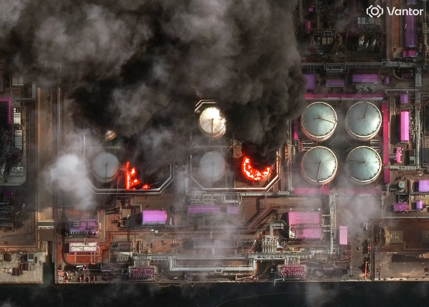 صورة قمر اصطناعي لنيران في مستودعات تخزين للنفط في مرفأ أوست - لوغا على بحر البلطيق الذي استهدف مراراً بغارات أوكرانية (رويترز)