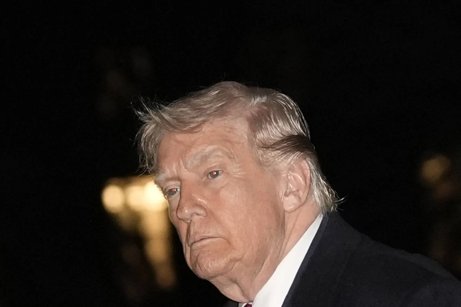 الرئيس الأميركي دونالد ترمب يسير في الحديقة الجنوبية للبيت الأبيض لدى عودته إلى العاصمة واشنطن يوم 29 مارس 2026 (إ.ب.أ)