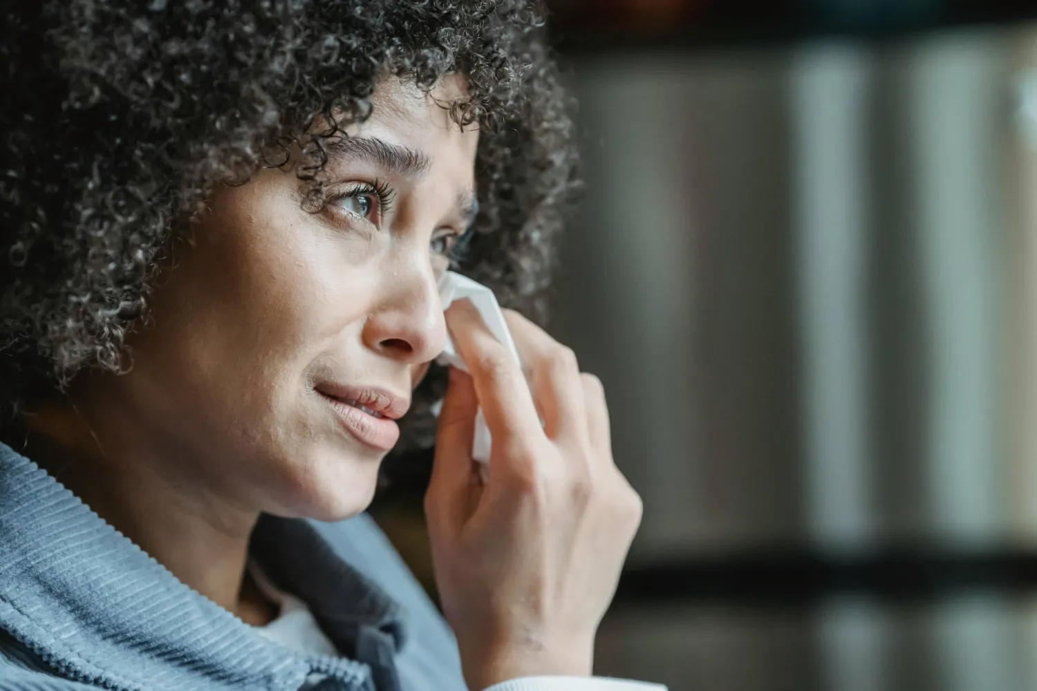 البكاء يحفّز الجسم على إفراز هرمونات تساعد في تحسين المزاج (بيكسلز)