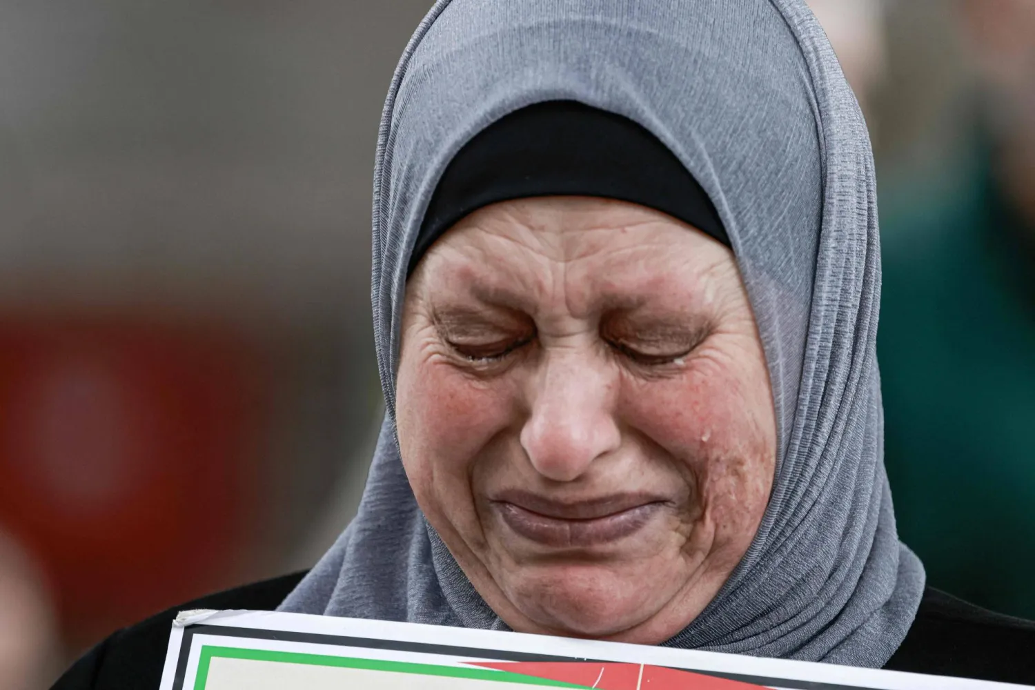 والدة الأسيرين الفلسطينيين أحمد ومعين أبو لاوي تبكي خلال مظاهرة في نابلس بالضفة الغربية المحتلة يوم الثلاثاء بعد إقرار إسرائيل لإعدام الأسرى الفلسطينيين (أ.ف.ب) 