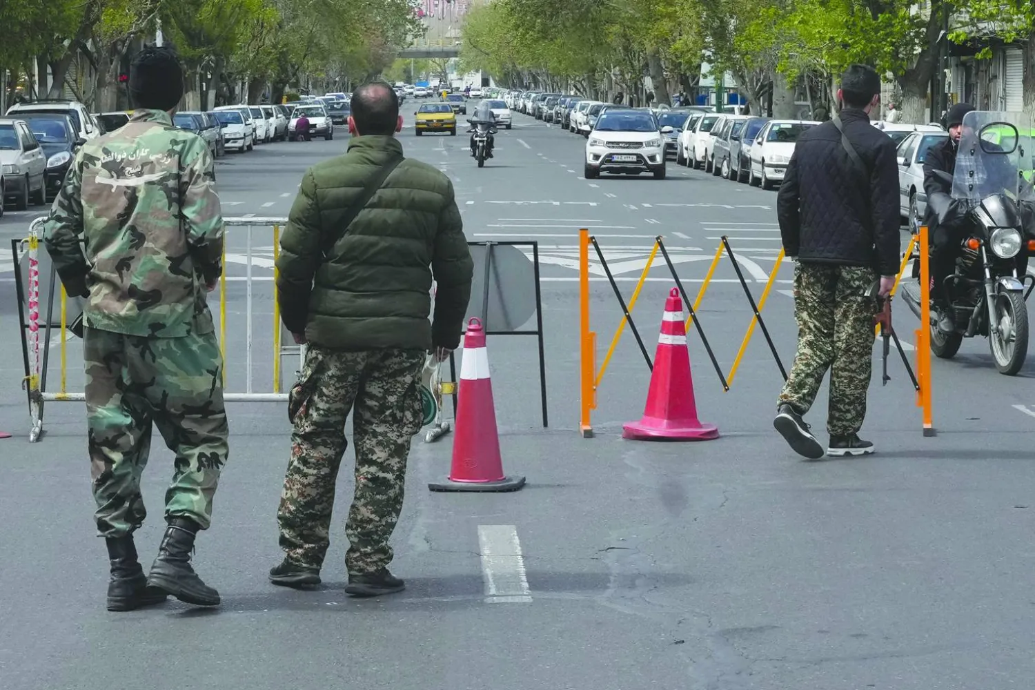  عناصر جهاز «الباسيج» يقفون عند نقطة تفتيش في طهران الاثنين (أ.ب)