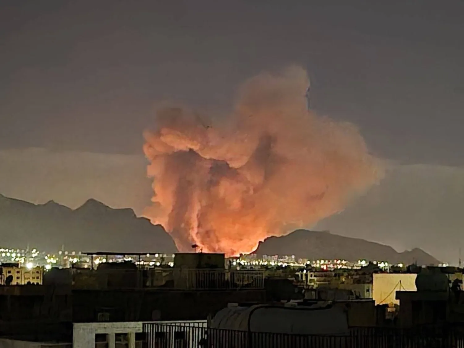 وهج انفجار ضخم في ضواحي أصفهان فجر الثلاثاء (شبكات التواصل)