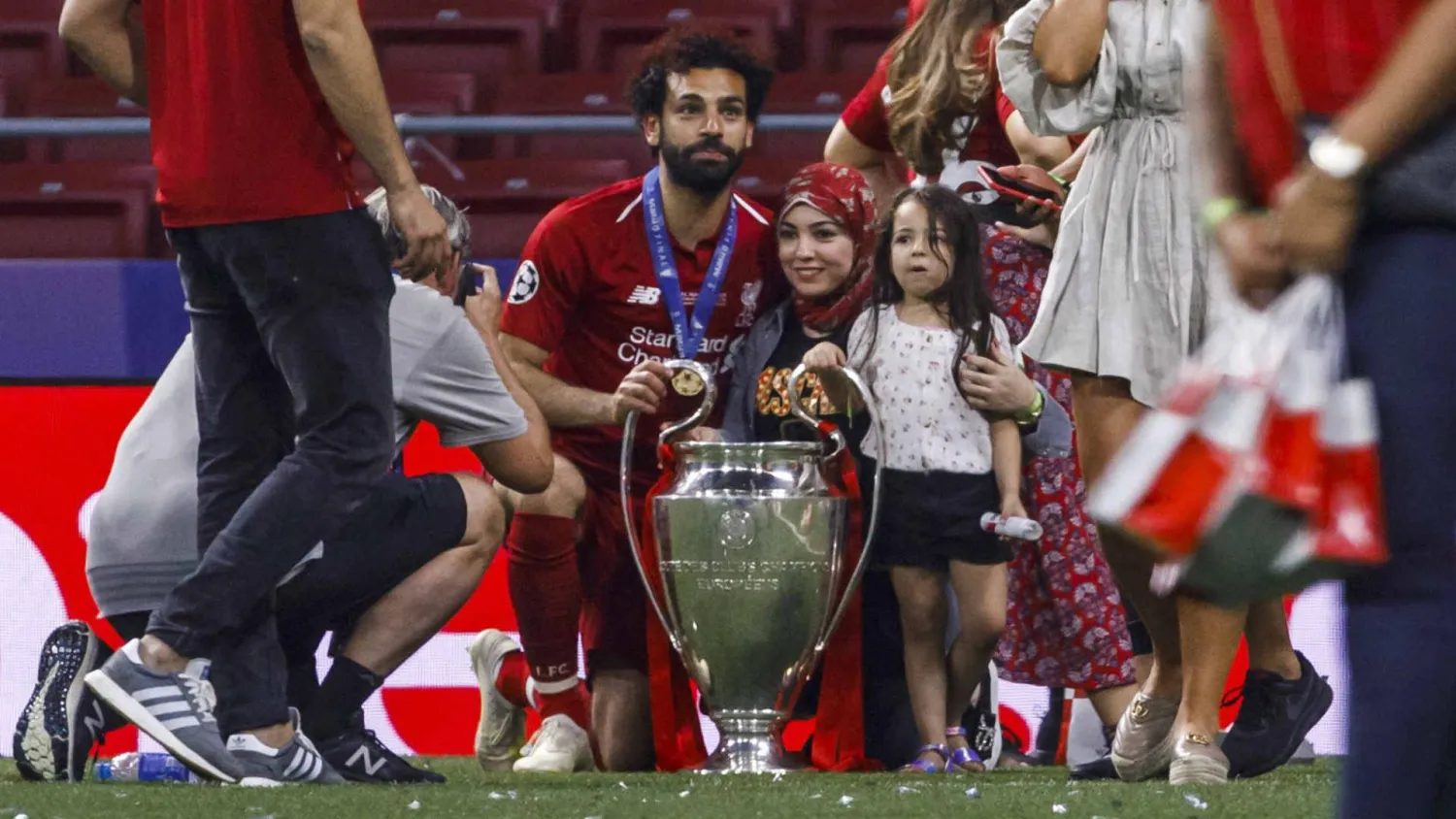 محمد صلاح وأسرته وفرحة الفوز بلقب دوري أبطال أوروبا (غيتي)