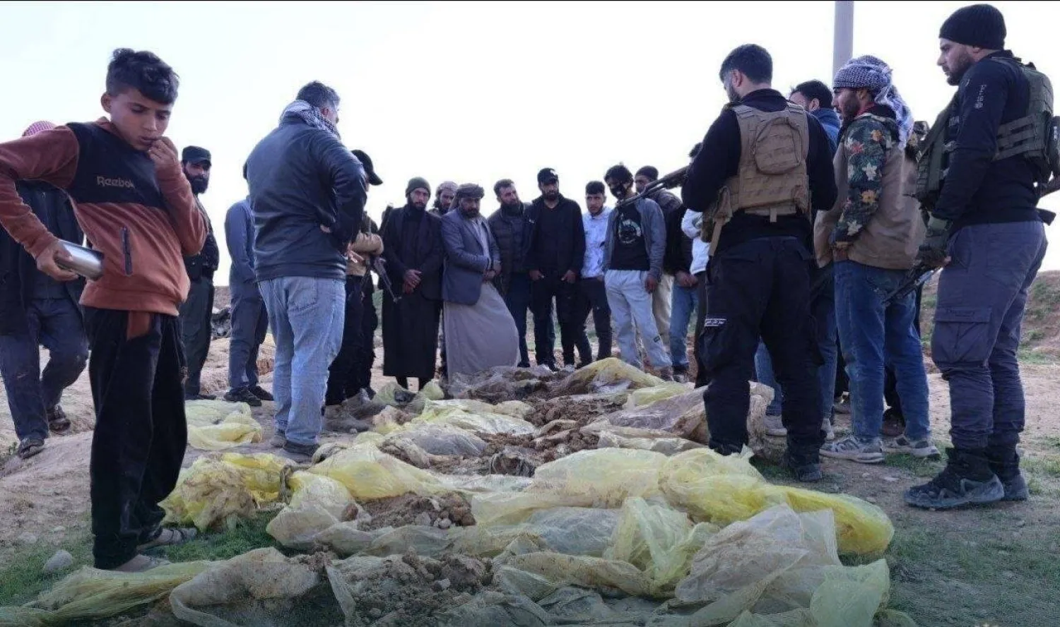 تجمع الأهالي حول مقبرة الكم الصيني الجماعية التي كشفتها الأمطار في الحسكة شمال شرقي سوريا (مديرية إعلام الحسكة)