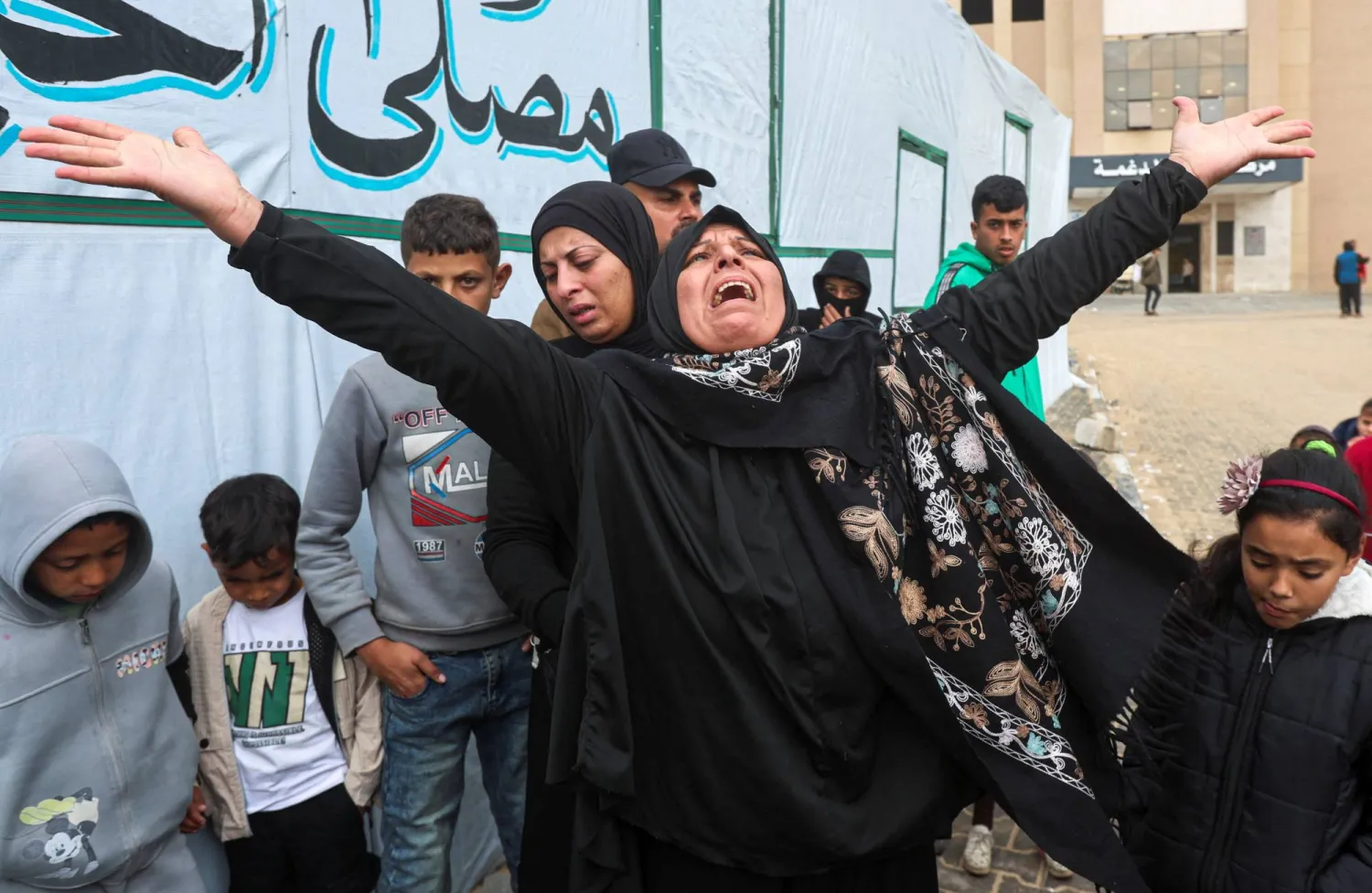 امرأة تبكي خلال جنازة 6 فلسطينيين قُتلوا في غارات إسرائيلية في مستشفى ناصر بخان يونس جنوب قطاع غزة (رويترز)