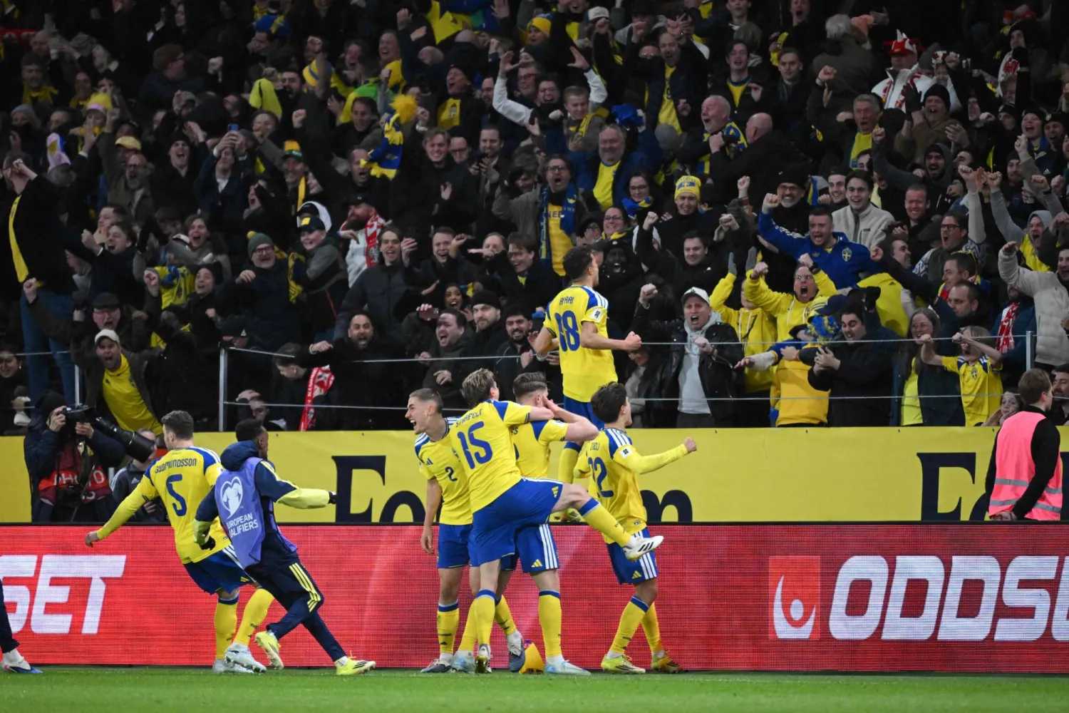 فيكتور جيوكيريس يحتفل بهدف الفوز القاتل للسويد على بولندا (أ.ف.ب)