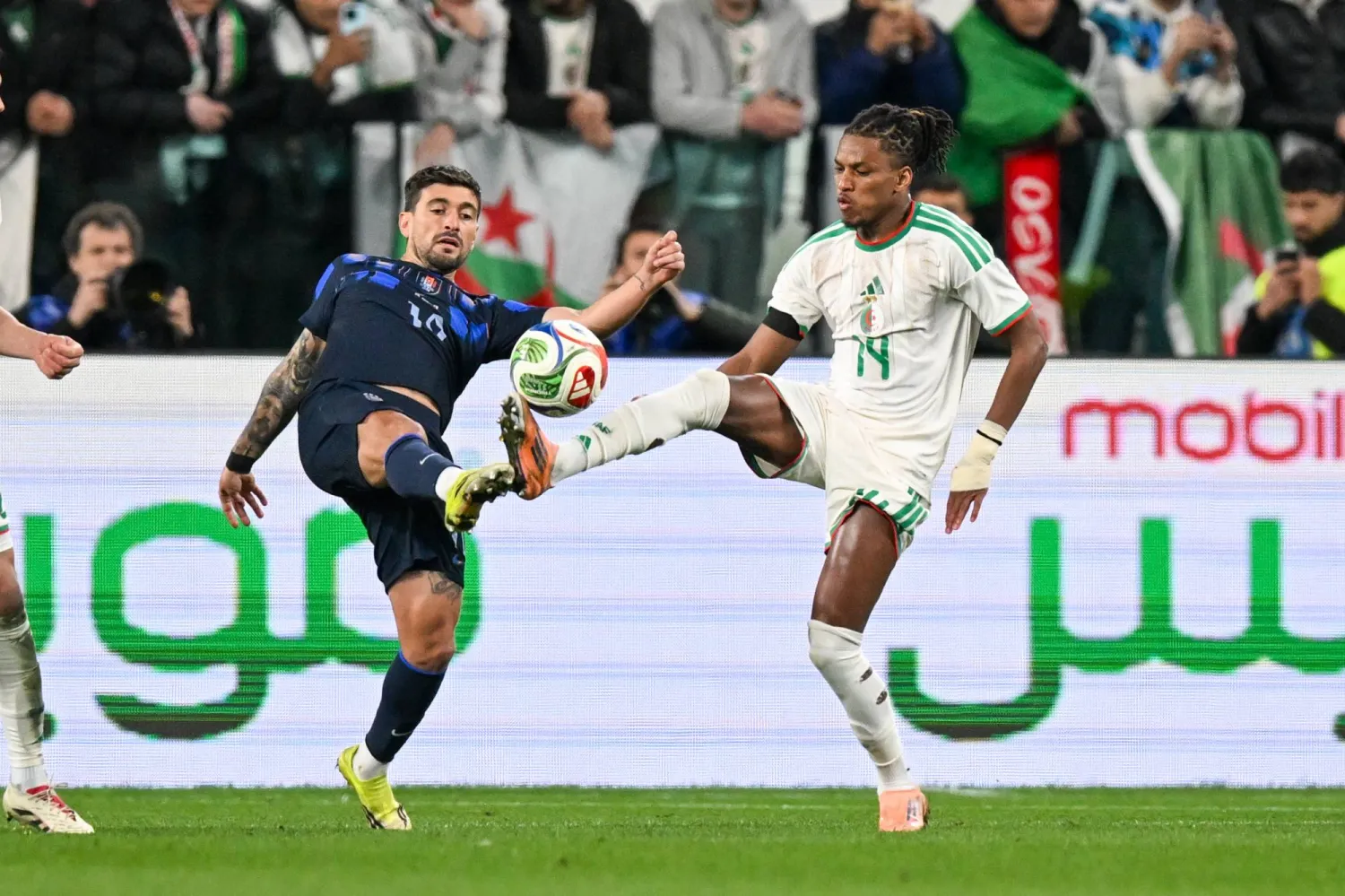 التعادل السلبي خيّم على مواجهة المنتخب الجزائري ونظيره الأوروغوياني (أ.ب)