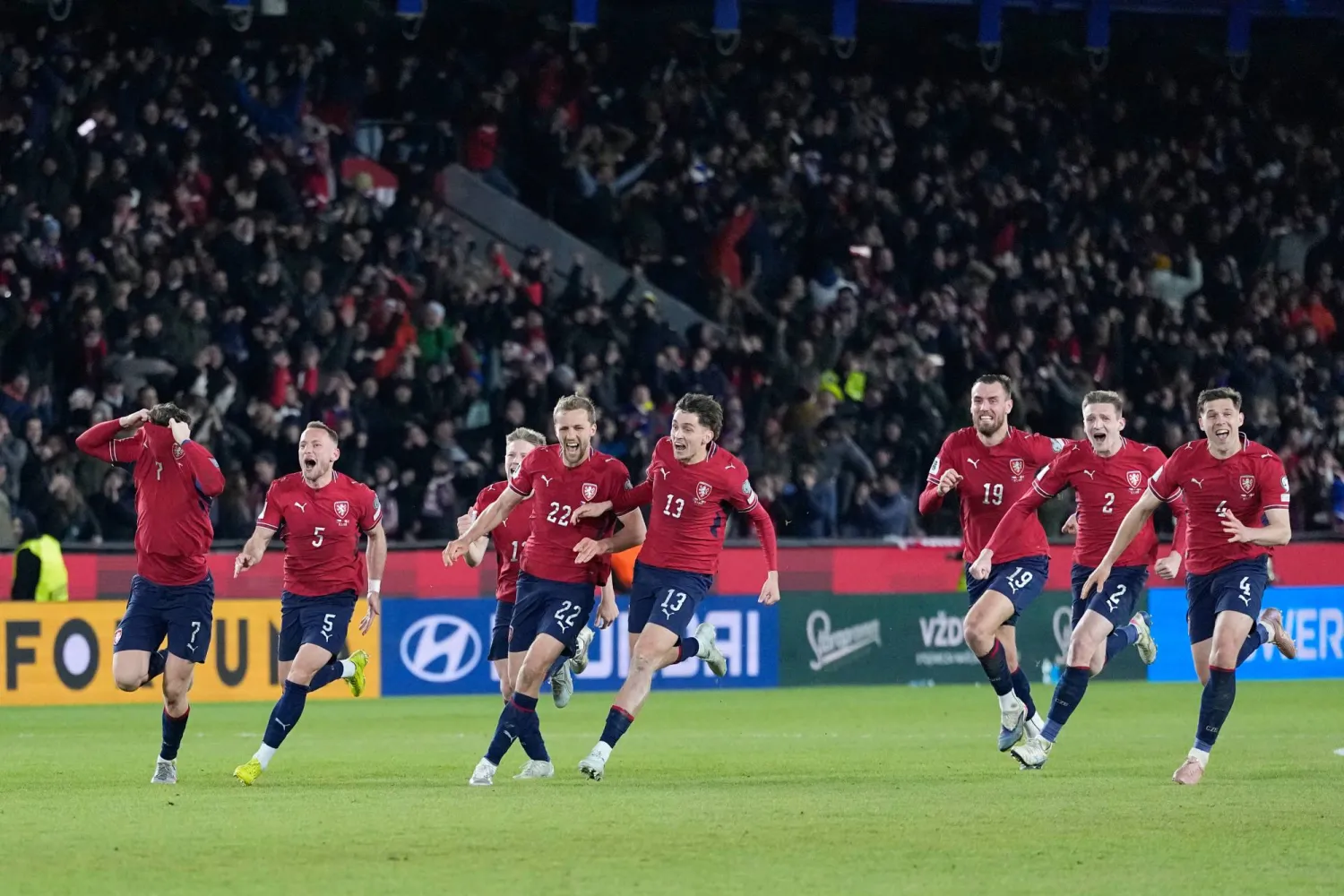 فرحة لاعبي التشيك بالعودة للمونديال بعد غياب 20 عاما (أ.ب)