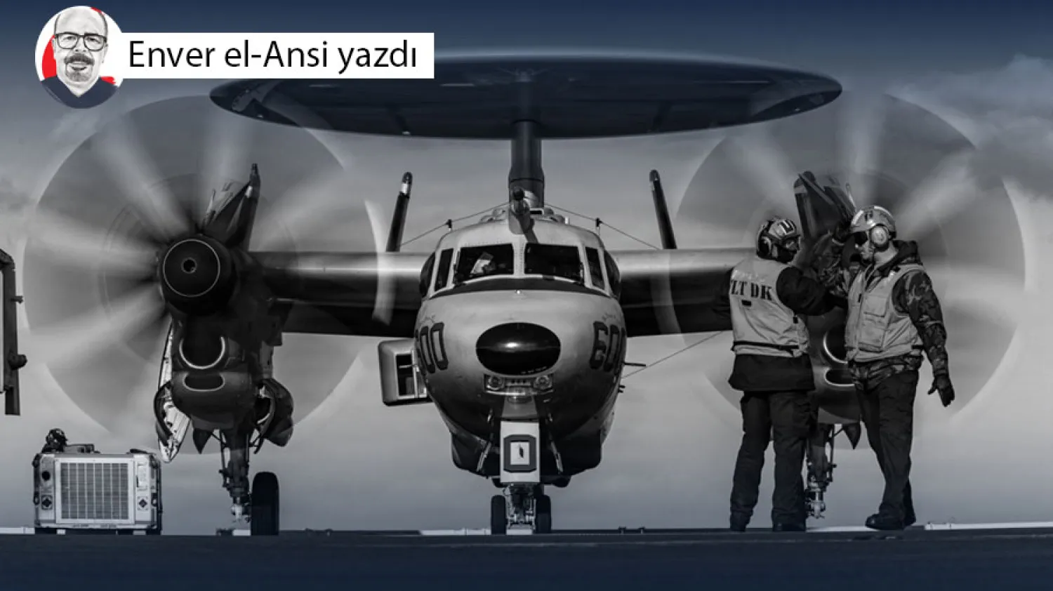 ABD Donanması denizcileri, USS Gerald R. Ford uçak gemisinin güvertesinde seyreden 124. Hava Komuta ve Kontrol Filosu'ndan bir E-2D Hawkeye uçağına sinyaller gönderiyor, 28 Şubat 2026 (Reuters)