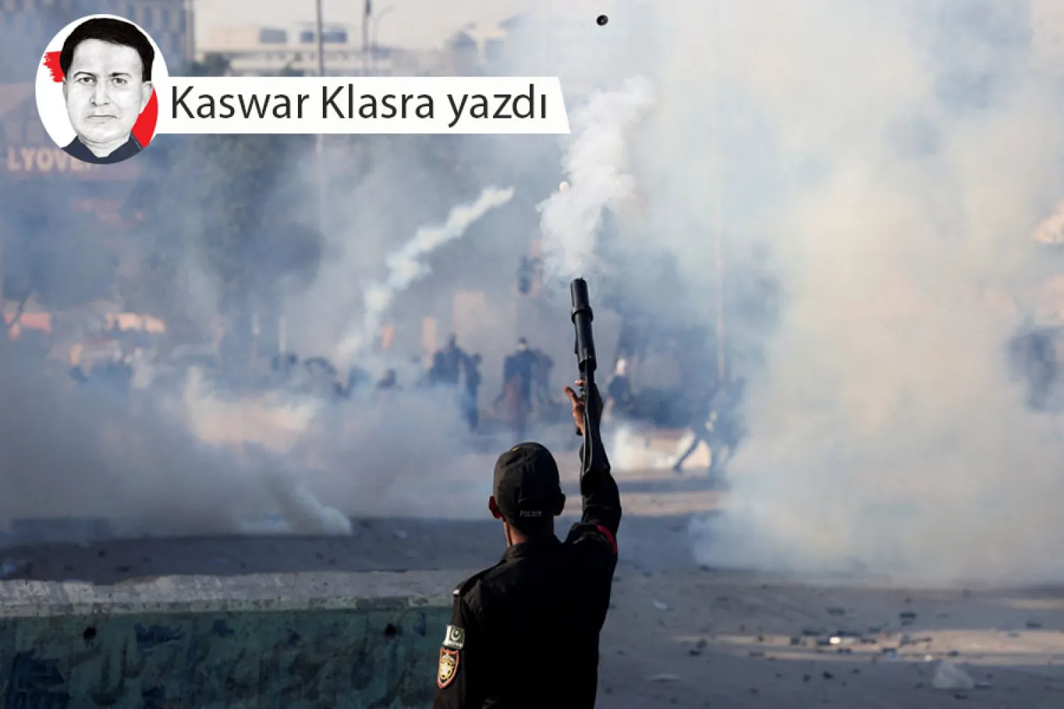 Pakistan'ın Karaçi kentindeki parlamento binası önünde düzenlenen protesto gösterisini dağıtmak için göz yaşartıcı gaz bombası atan bir polis memuru, 1 Mart 2026 (Reuters)