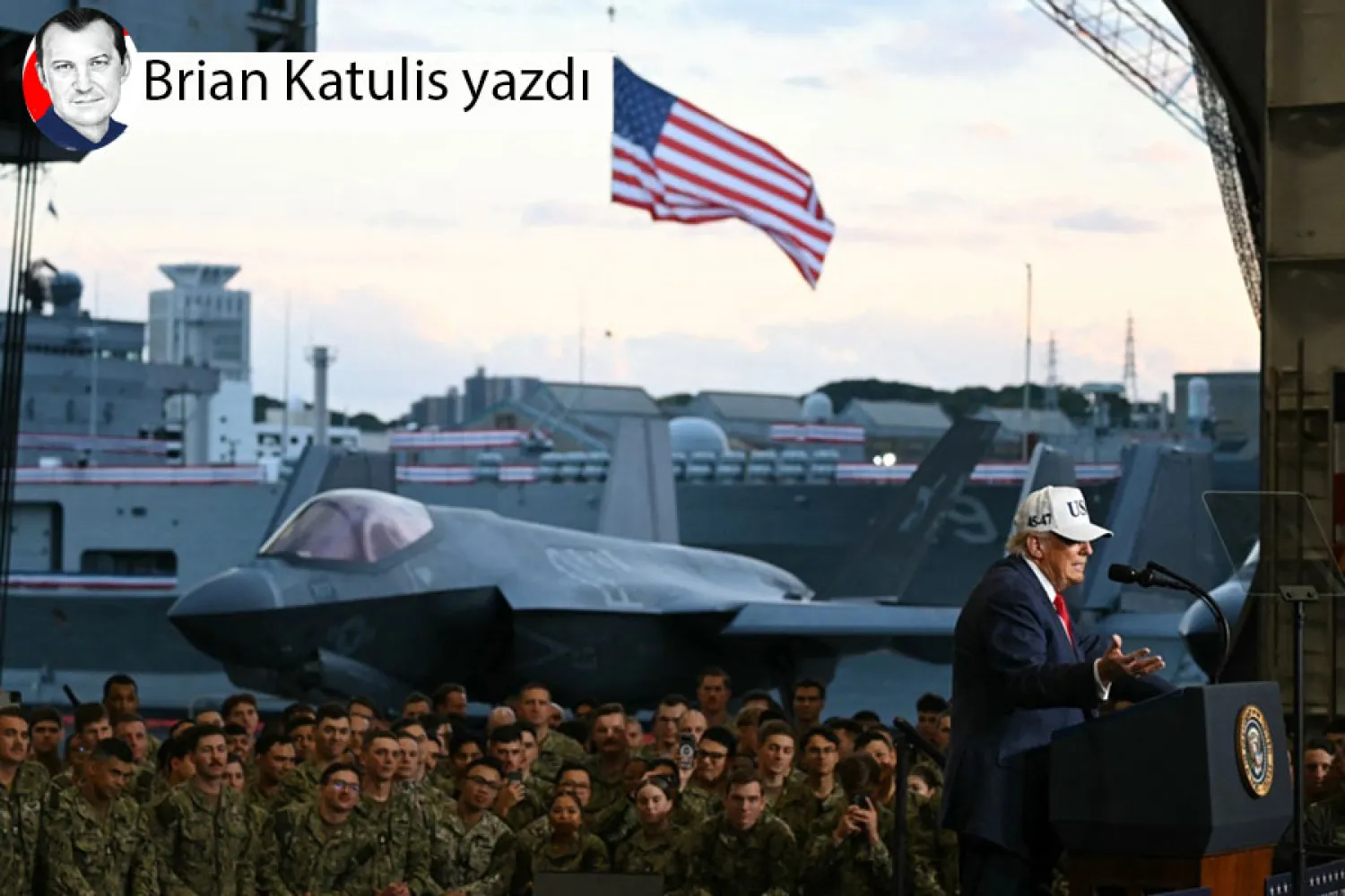 ABD Başkanı Donald Trump, Yokosuka Deniz Üssü'nde USS George Washington uçak gemisinde bulunan Donanma personeline hitap ederken, 28 Ekim 2025 (AFP)