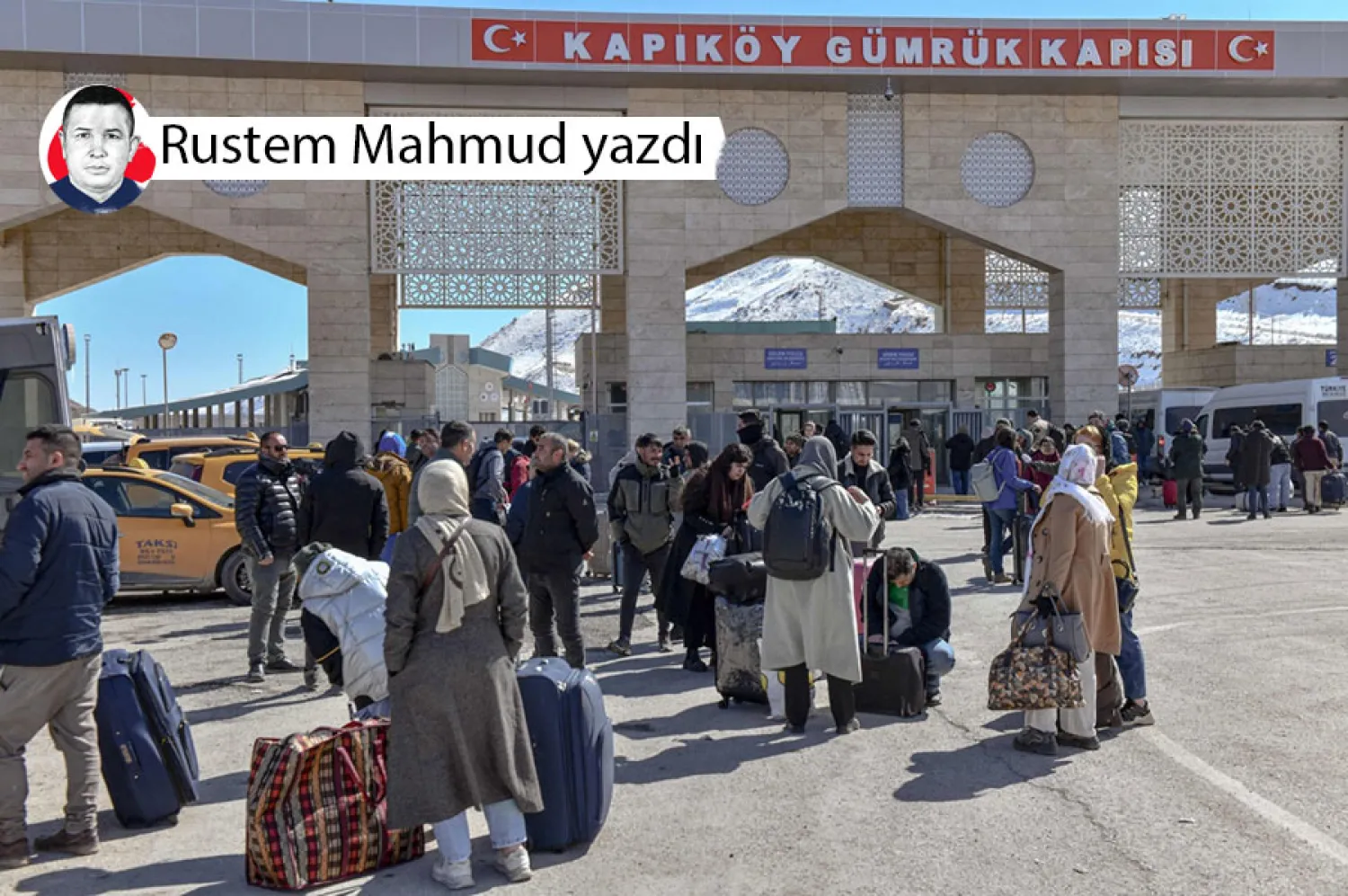  Türkiye'nin kuzeydoğusundaki Kapıköy (Razi) Sınır Kapısı’na ulaşan İranlılar, 3 Mart 2026 (AFP)