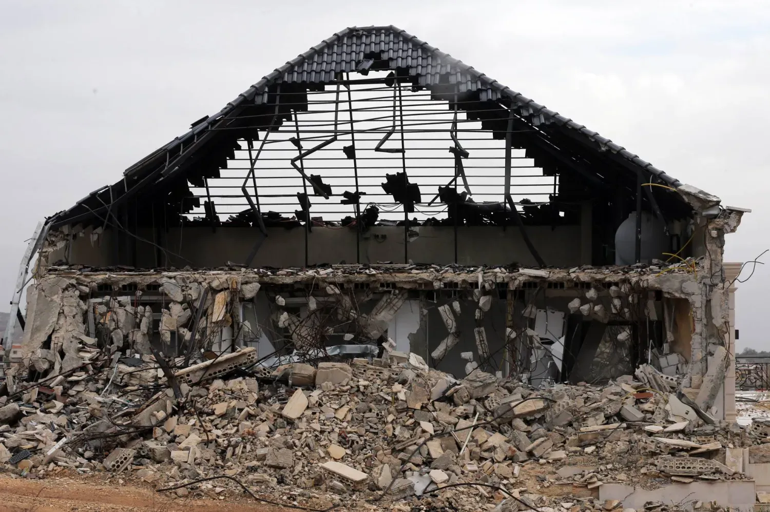 Lübnan'ın güneyindeki Blida kasabasında yıkılmış bir ev (EPA)