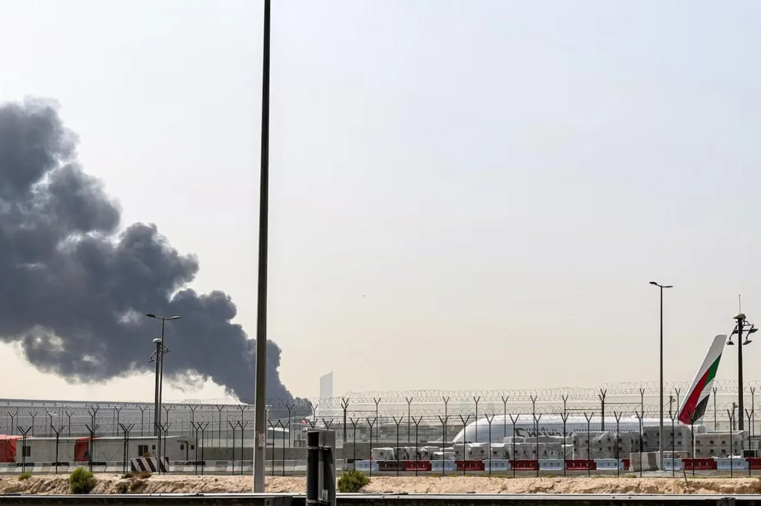 İran, dünyanın en işlek havalimanlarından biri olan BAE'deki Dubai Havalimanı'nı da vurmuştu (AFP)