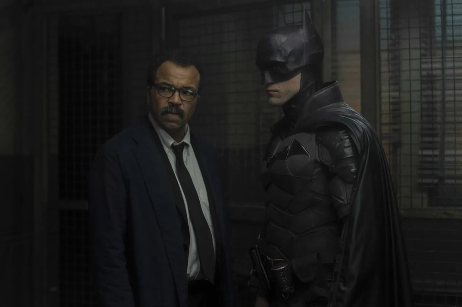The Batman'da Robert Pattinson'a (sağda) Komiser James Gordon rolünde Oscar adayı yıldız Jeffrey Wright (solda) Eşlik ediyor (Warner Bros.)