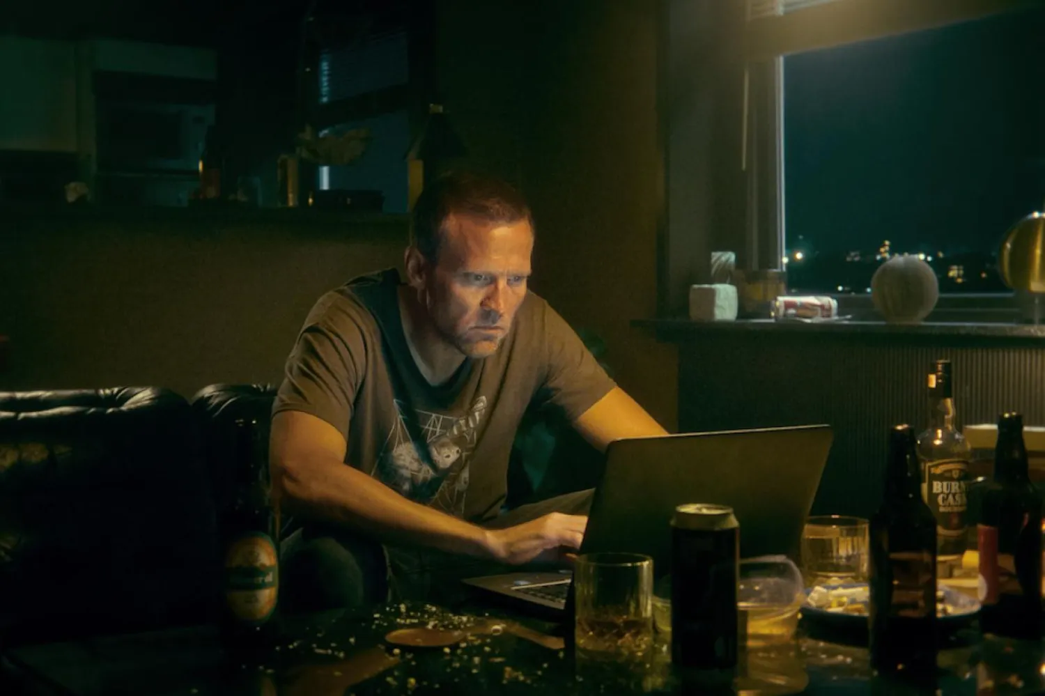 Ritüel benzeri cinayetlerin Oslo'yu sarstığı hikayede Harry Hole, katilin peşine düşerken hem yozlaşmayla hem de kendi karanlık geçmişiyle yüzleşiyor (Netflix)