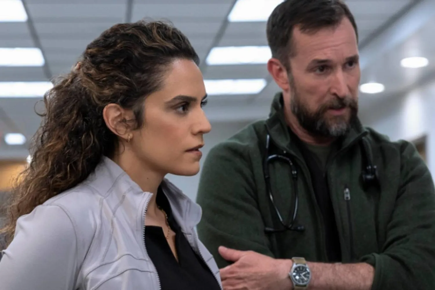 Sepideh Moafi ve Noah Wyle, The Pitt'in başrollerindede (HBO Max)