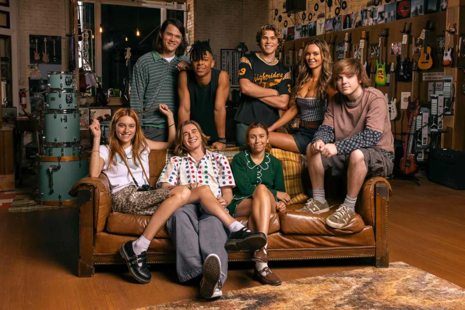 The Runarounds, Kuzey Karolina'da liseden yeni mezun olan ve müzik kariyeri peşinde koşarak sıradan bir hayattan kaçmaya çalışan gençlerin hikayesini anlatıyor (Amazon Prime Video)